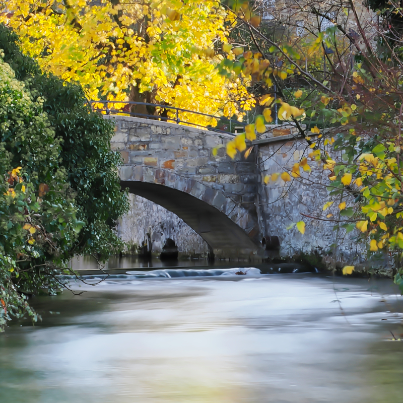 Herbstliche Landschaft mit Brücke.